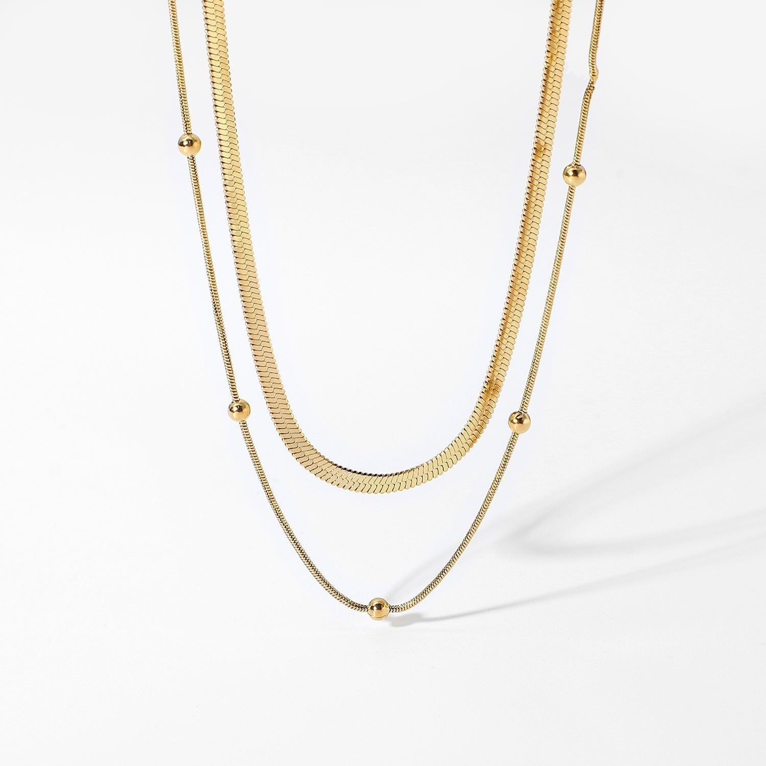 Claire – Un collier simple en or à deux rangs à l'éclat moderne