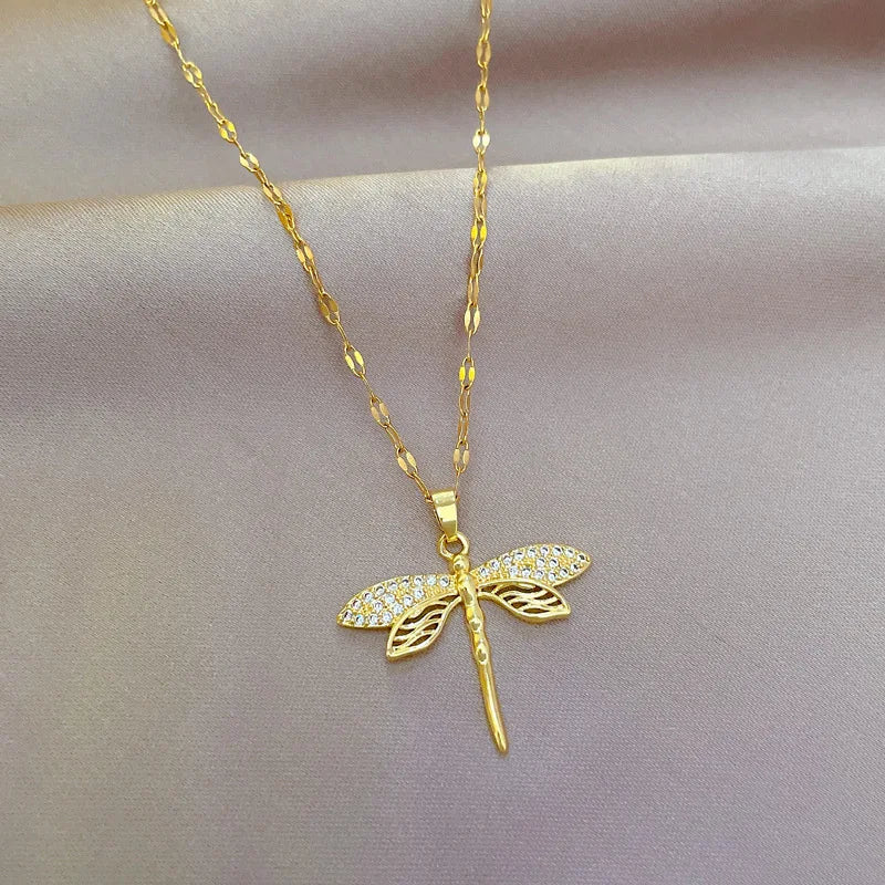 Collier Libellule en Cristal – Symbole de Transformation et de Beauté