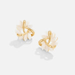 Léa – Boucles d'oreilles dorées avec détails floraux